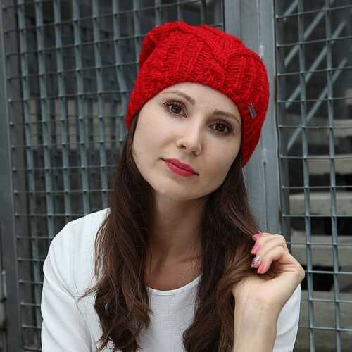 czapka-czerwona-modelka